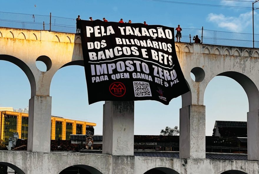 mtst-estende-bandeirao-nos-arcos-da-lapa-em-protesto-por-taxacao-dos-bilionarios