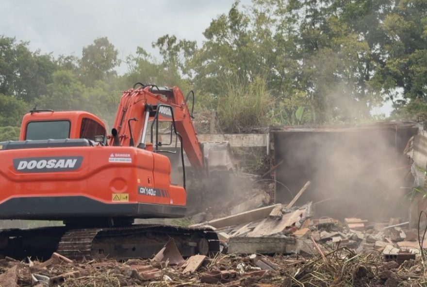 mucum3A-mucum-destroi-primeiras-residencias-de-area-de-arraste mucum3A-mucum-destroi-primeiras-residencias-de-area-de-arraste