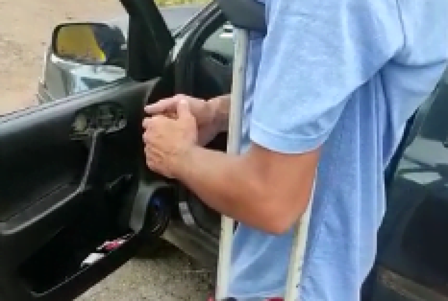 Usando muletas, homem tem carro apreendido