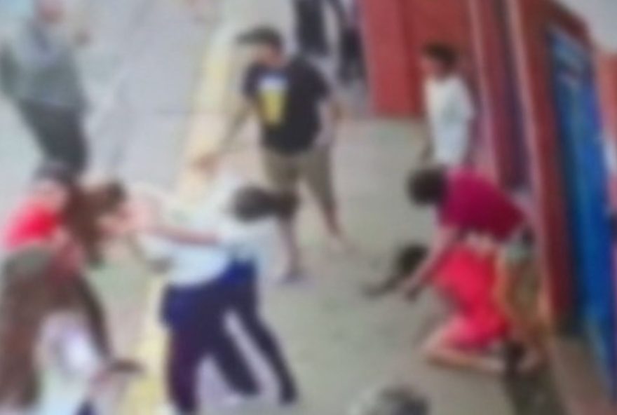 mulher-agride-mae-em-escola-de-aparecida-de-goiania3B-video-choca-internautas