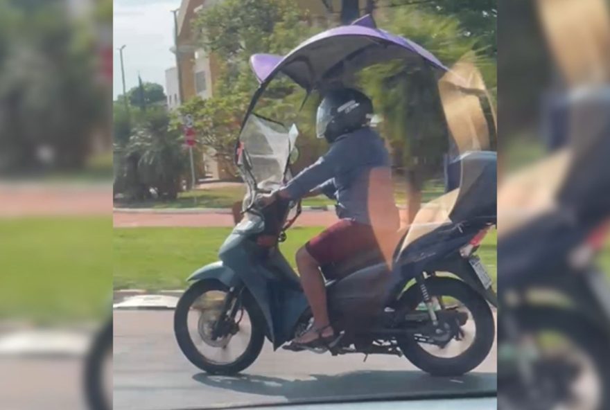 mulher-chama-a-atencao-ao-usar-guarda-sol-na-moto-para-escapar-do-calor3A-video