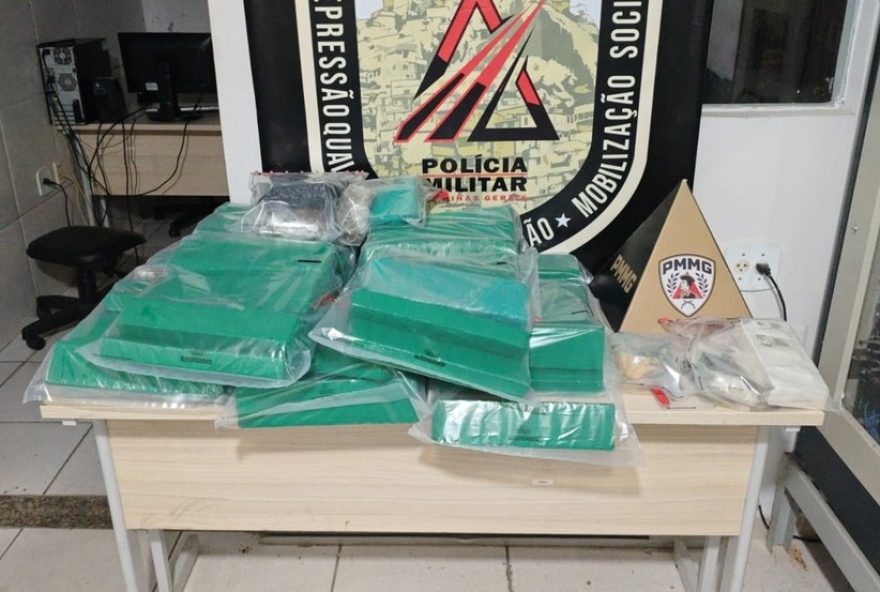 mulher-de-25-anos-e-presa-em-flagrante-com-mais-de-70-barras-de-drogas-em-governador-valadares