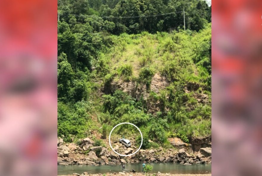 mulher-de-31-anos-sobrevive-apos-carro-despencar-de-60-metros-em-encantado3A-resgate-desafiador