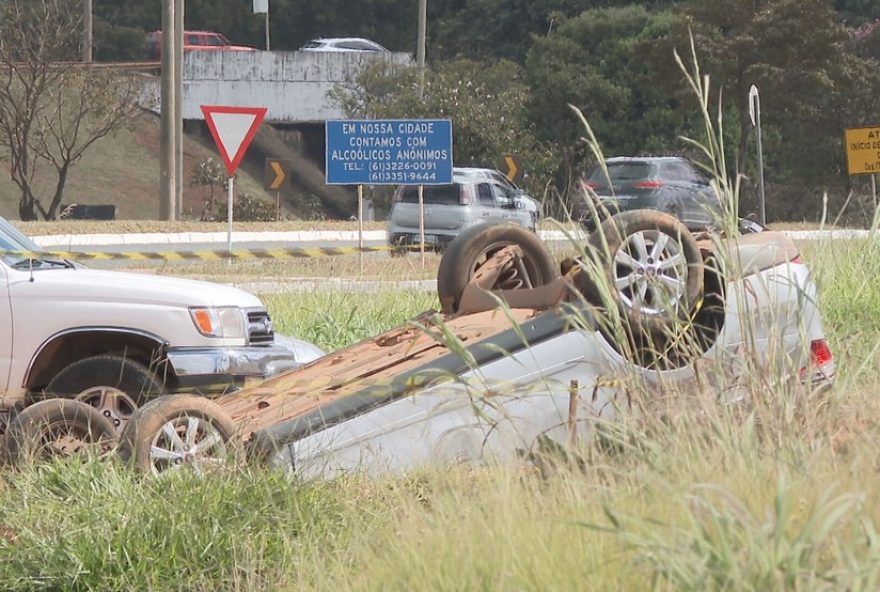 mulher-de-54-anos-morre-em-acidente-na-epnb2C-no-df3A-veiculo-capotou-e-vitima-estava-sem-cinto-de-seguranca