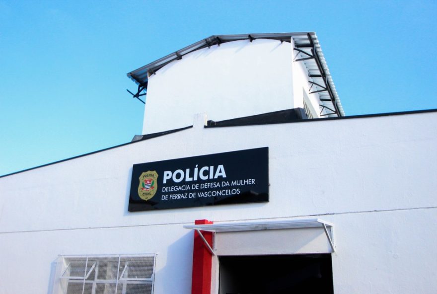 mulher-denuncia-ex-por-tentativa-de-feminicidio-apos-incendiar-sofa-com-filha-caso-em-ferraz-de-vasconcelos
