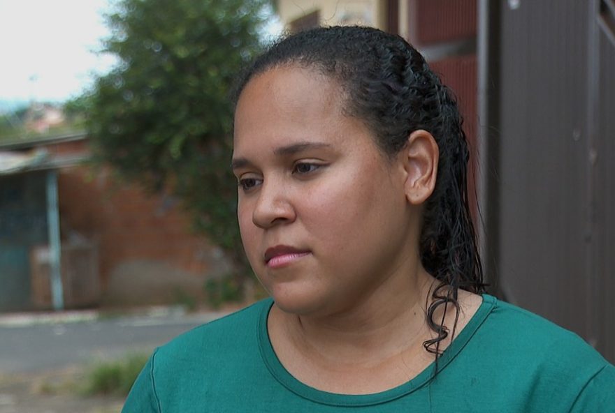 mulher-descobre-familia-morando-em-casa-negociada-com-corretora-golpista mulher-descobre-familia-morando-em-casa-negociada-com-corretora-golpista