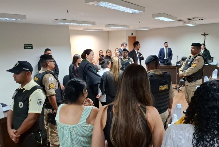 mulher-e-absolvida-apos-matar-companheiro-por-assedio-contra-filha mulher-e-absolvida-apos-matar-companheiro-por-assedio-contra-filha