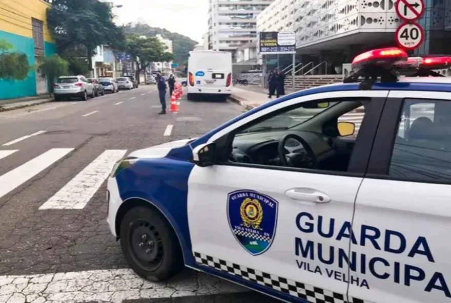 mulher-e-ameacada-com-faca-e-pede-socorro-pela-janela-em-vila-velha