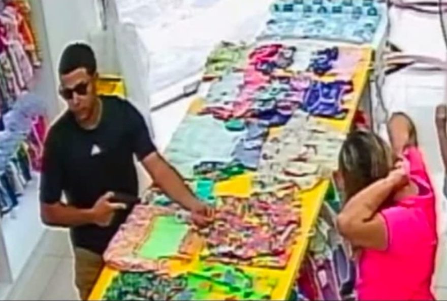mulher-e-assaltada-a-mao-armada-em-loja-de-roupas-infantis-no-pechincha2C-no-rio-de-janeiro3A-criminoso-rouba-joias-da-vitima