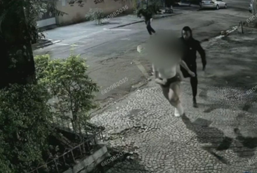 mulher-e-atacada-e-roubada-por-criminosos-no-maracana3A-imagens-registradas-pelas-cameras-de-seguranca