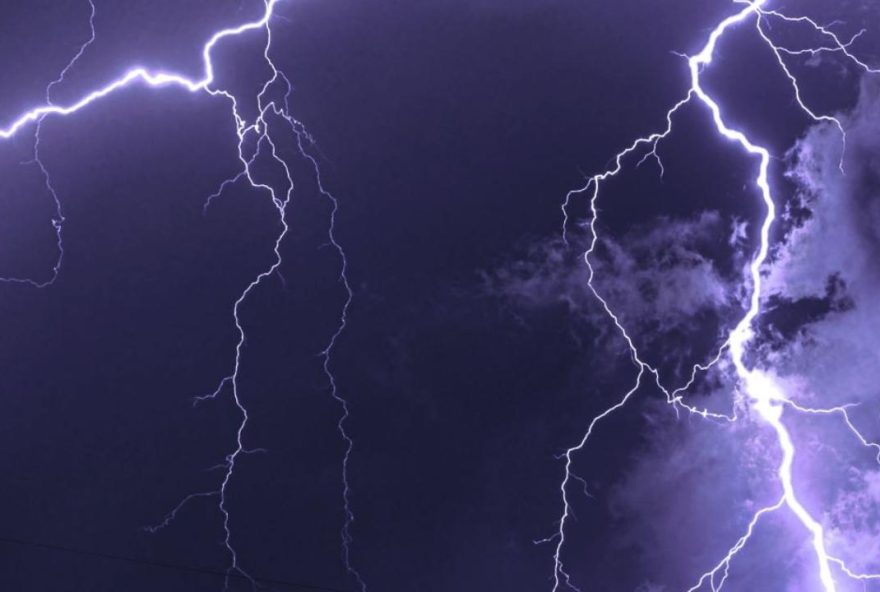 mulher-e-atingida-por-descarga-eletrica-apos-raio-atingir-guarda-chuva-em-goiania