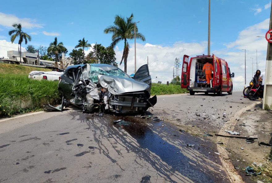 mulher-e-crianca-de-3-anos-ficam-feridas-apos-carro-bater-em-muro mulher-e-crianca-de-3-anos-ficam-feridas-apos-carro-bater-em-muro