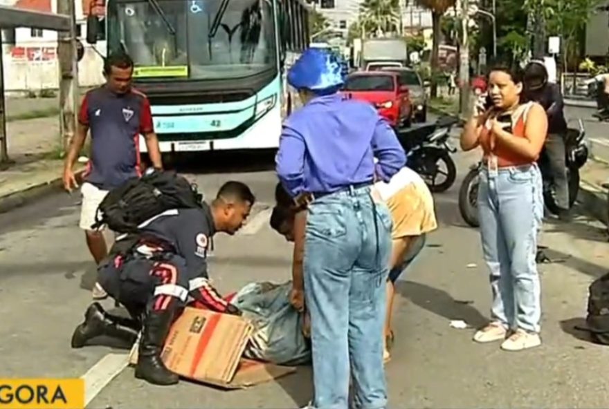 mulher-e-derrubada-de-moto-em-fortaleza-e-motorista-foge-sem-prestar-socorro mulher-e-derrubada-de-moto-em-fortaleza-e-motorista-foge-sem-prestar-socorro