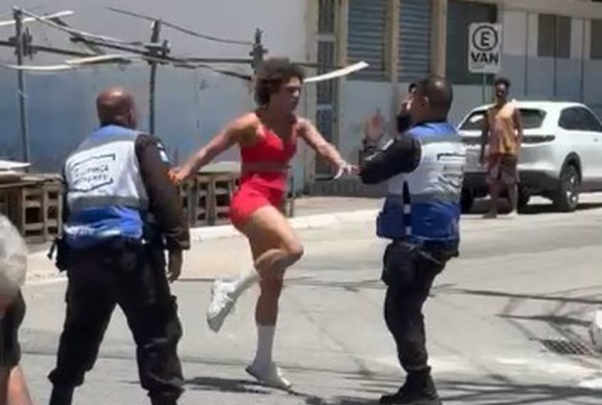 mulher-e-detida-apos-brigar-com-policiais-em-japeri2C-na-baixada-fluminense mulher-e-detida-apos-brigar-com-policiais-em-japeri2C-na-baixada-fluminense