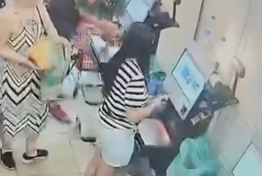 mulher-e-detida-em-supermercado-por-tentar-pagar-produtos-caros-com-codigo-de-barras-de-r24-12C99 mulher-e-detida-em-supermercado-por-tentar-pagar-produtos-caros-com-codigo-de-barras-de-r24-12C99