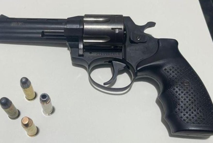 mulher-e-detida-por-posse-irregular-de-arma-de-fogo-em-mirante-do-paranapanema-sp