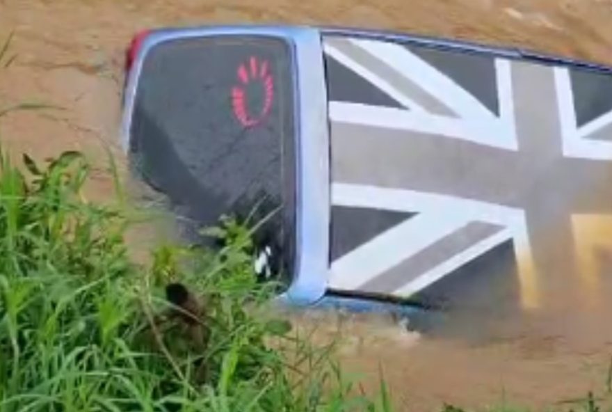 mulher-e-encontrada-morta-em-corrego-apos-acidente-de-carro-em-muzambinho3A-policia-investiga-crime