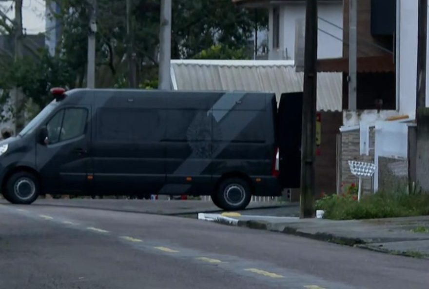 mulher-e-feita-refem-em-pinhais3A-policia-negocia-com-marido-na-grande-curitiba