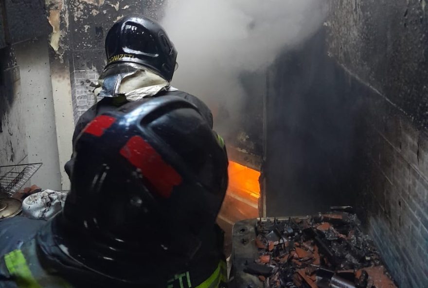 mulher-e-gato-sao-resgatados-de-incendio-em-acao-heroica-dos-bombeiros-em-sao-jose-dos-campos