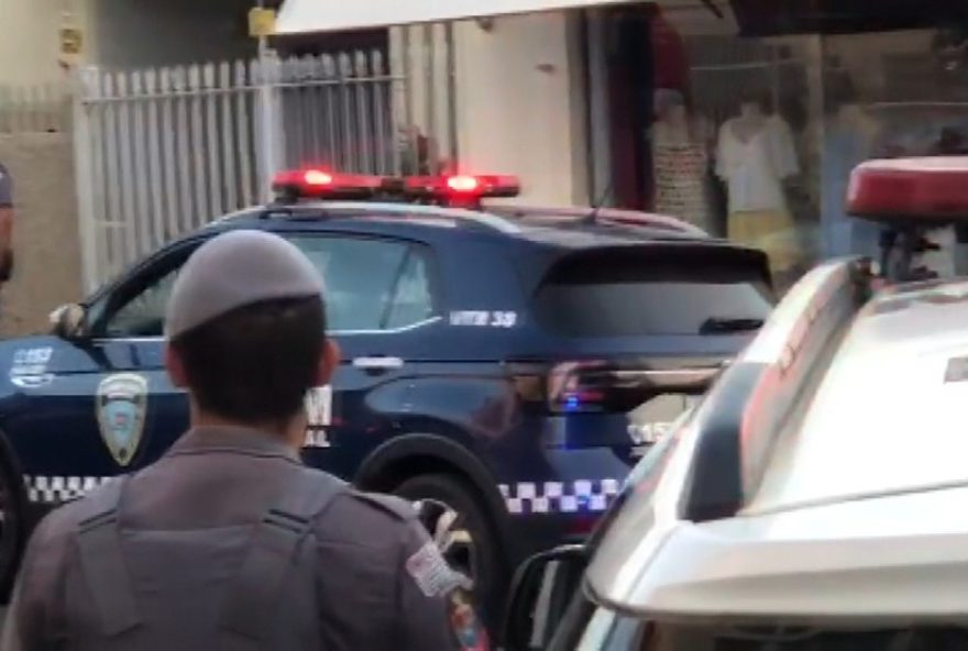 mulher-e-mantida-refem-por-homem-armado-em-casa-em-conchal2C-sp3A-atualizacoes-em-tempo-real mulher-e-mantida-refem-por-homem-armado-em-casa-em-conchal2C-sp3A-atualizacoes-em-tempo-real