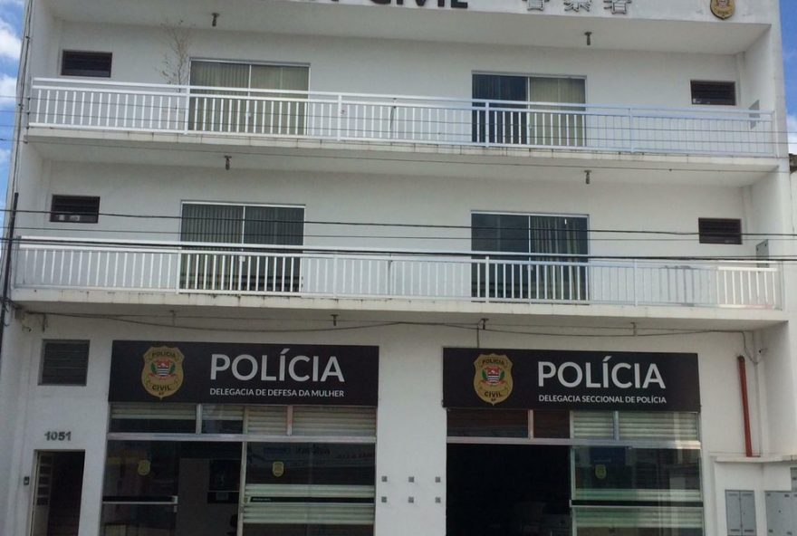 mulher-e-presa-apos-agredir-filho-e-abandonar-crianca-nua-em-rua-de-registro-sp mulher-e-presa-apos-agredir-filho-e-abandonar-crianca-nua-em-rua-de-registro-sp