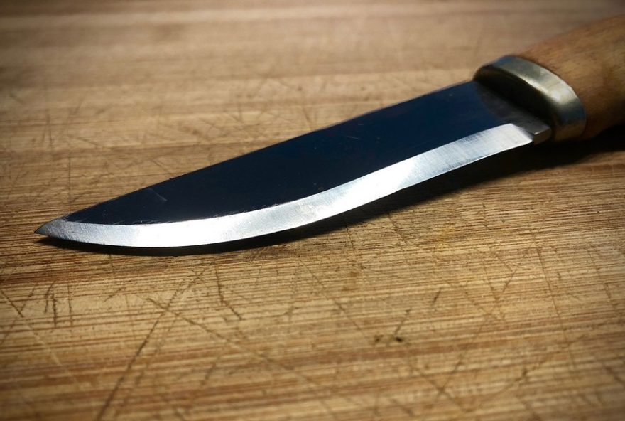 mulher-e-presa-apos-esfaquear-irmao-na-cabeca-em-planaltina2C-no-df