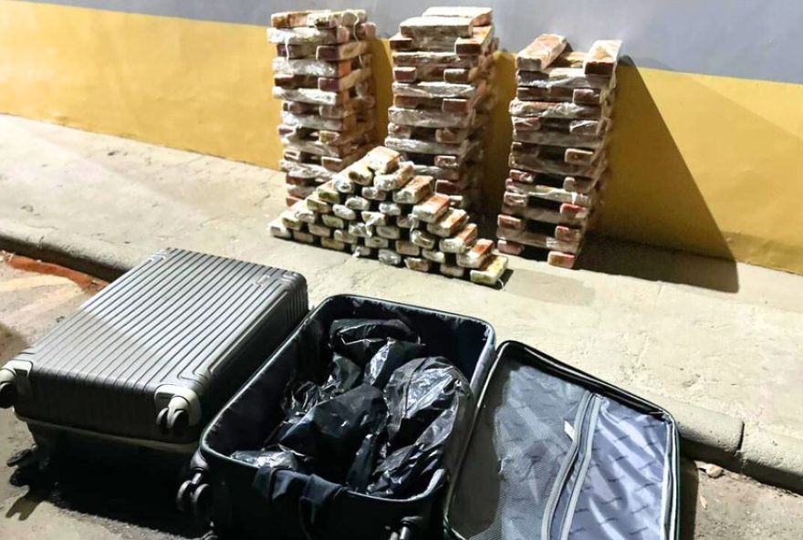 mulher-e-presa-com-130-tabletes-de-maconha-em-onibus-na-lmg-6532C-em-montes-claros3A-suspeita-transportava-droga-do-sp-para-nordeste2C-sem-saber-origem-e-destino