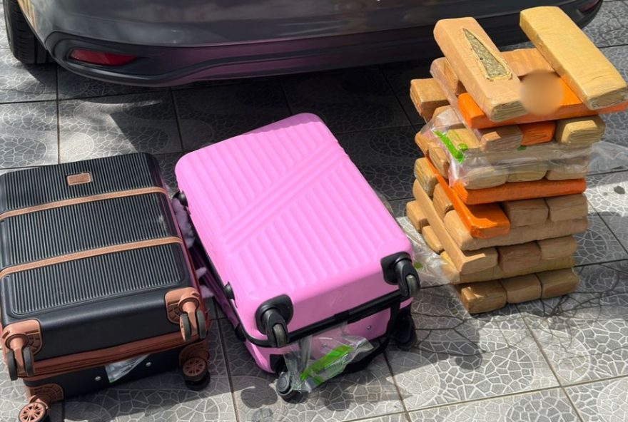 mulher-e-presa-em-sao-roque-suspeita-de-transportar-30kg-de-maconha-em-carro-compartilhado mulher-e-presa-em-sao-roque-suspeita-de-transportar-30kg-de-maconha-em-carro-compartilhado