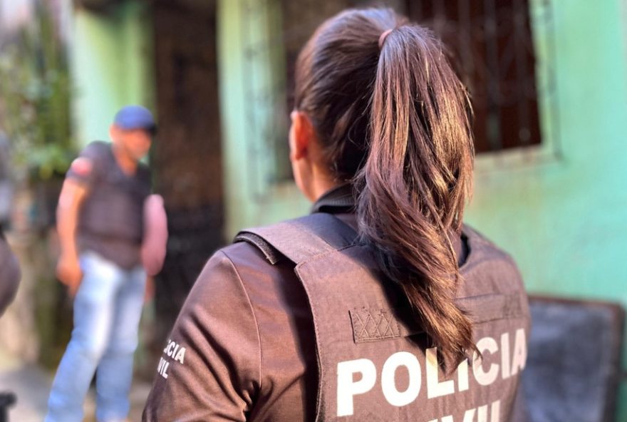 mulher-e-presa-suspeita-de-dopar-e-roubar-r2418-mil-na-bahia mulher-e-presa-suspeita-de-dopar-e-roubar-r2418-mil-na-bahia