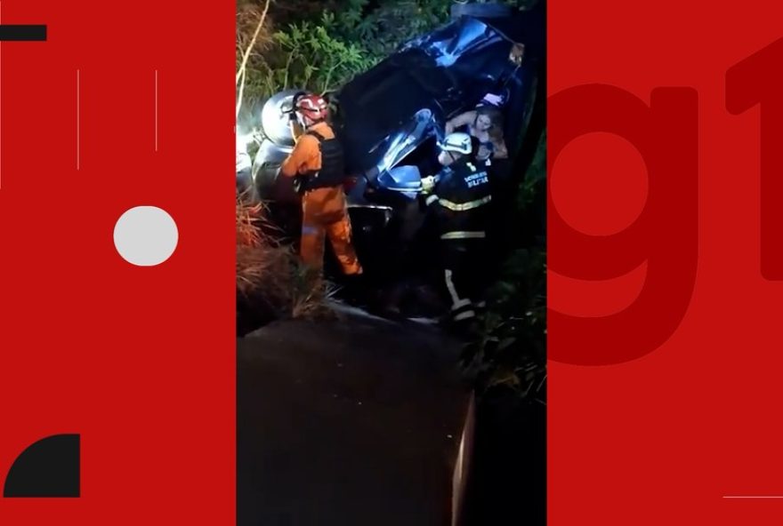 mulher-e-resgatada-apos-carro-cair-de-ponte-na-br-316-em-timon3A-equipes-do-corpo-de-bombeiros2C-samu-e-prf-atuaram-no-socorro