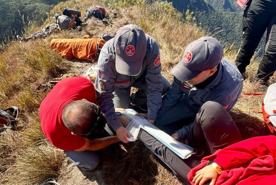 mulher-e-resgatada-de-helicoptero-em-trilha-na-serra-fina2C-em-queluz-sp