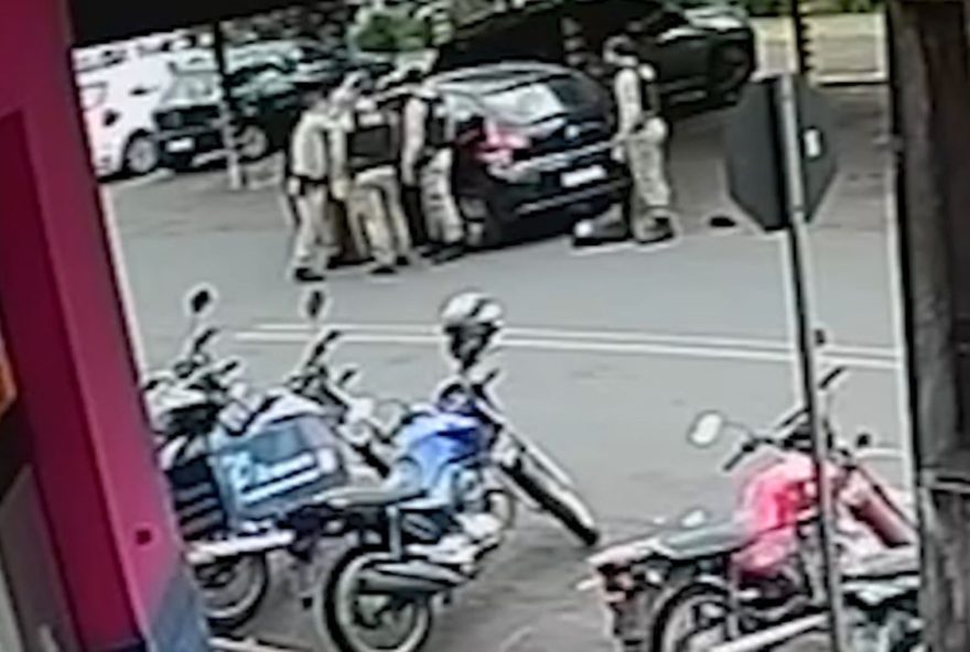 mulher-e-salva-por-policiais-apos-engasgar-com-pao-enquanto-dirigia mulher-e-salva-por-policiais-apos-engasgar-com-pao-enquanto-dirigia