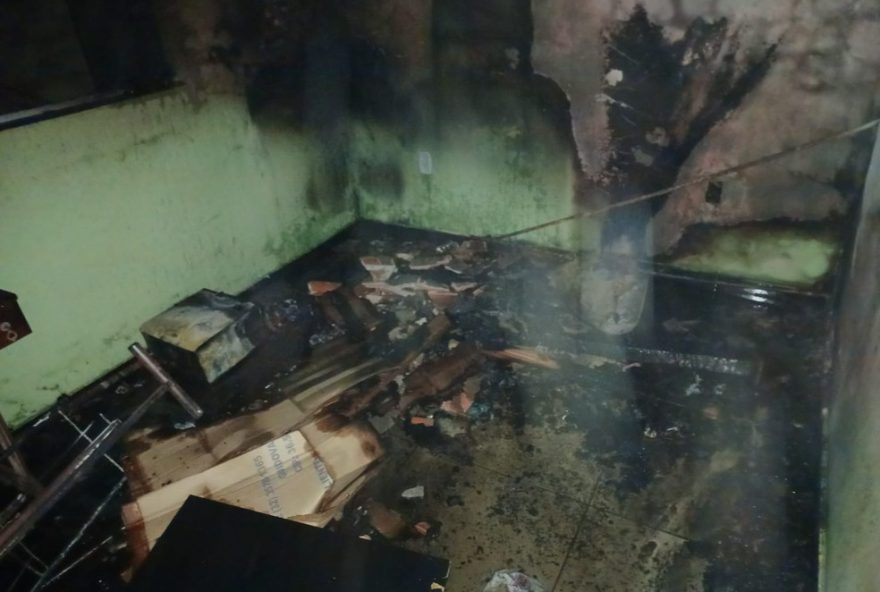 mulher-e-socorrida-com-queimaduras-em-incendio-em-aracuai3A-bombeiros-agem-rapidamente