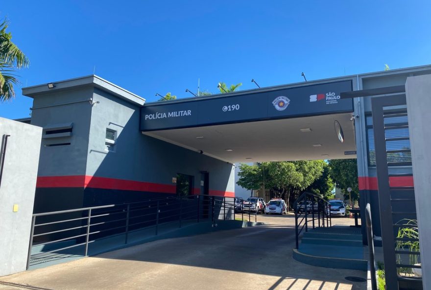 mulher-e-socorrida-em-estado-grave-apos-cair-de-carro-em-movimento mulher-e-socorrida-em-estado-grave-apos-cair-de-carro-em-movimento