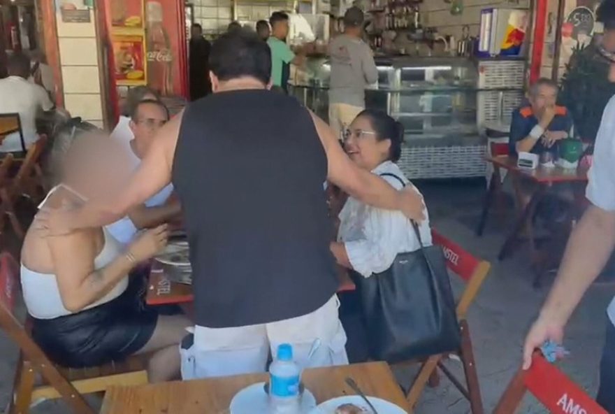 mulher-e-tio-sao-presos-ao-tentar-sacar-r24-1-milhao-de-conta-bancaria-na-barra-da-tijuca2C-rio-de-janeiro mulher-e-tio-sao-presos-ao-tentar-sacar-r24-1-milhao-de-conta-bancaria-na-barra-da-tijuca2C-rio-de-janeiro