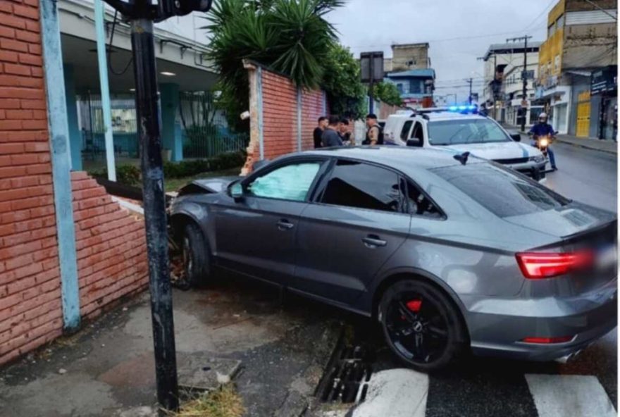 mulher-embriagada-e-inabilitada-causa-acidente-ao-assumir-direcao-de-carro3B-veja-video