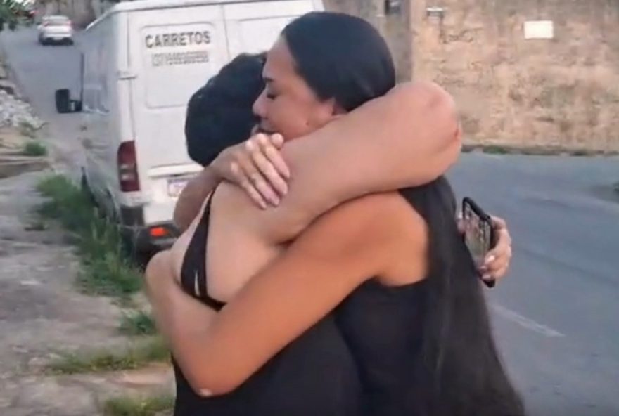 mulher-emocionada-reencontra-mae-apos-quase-quatro-decadas