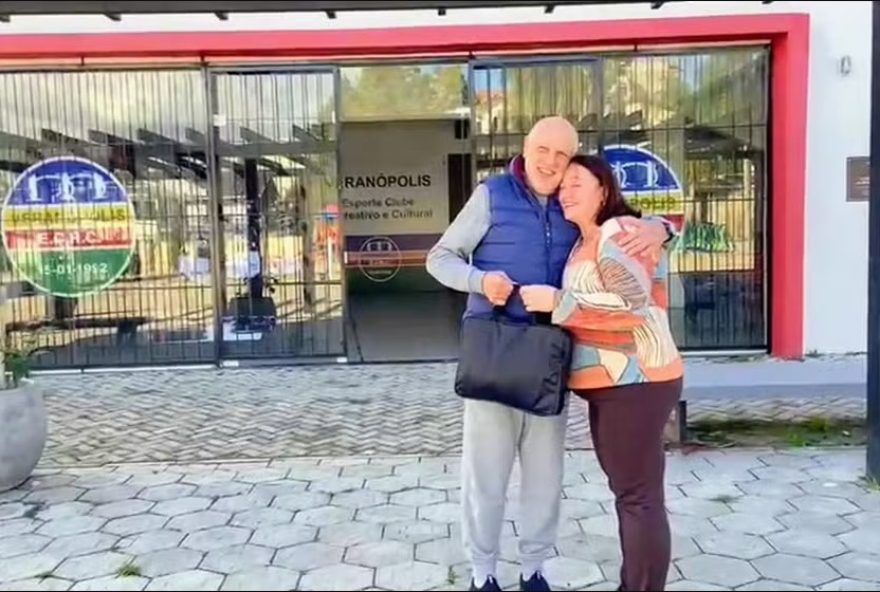 mulher-encontra-e-devolve-r24-15-mil-perdidos-por-dirigente-de-clube-no-rs3A-historia-inspiradora-de-honestidade-e-confianca