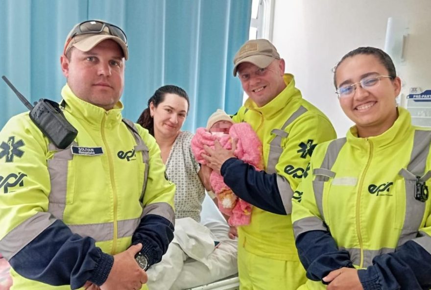 mulher-entra-em-trabalho-de-parto-na-pr-151-e-da-a-luz-bebe-de-4-kg-em-base-de-concessionaria-de-rodovia