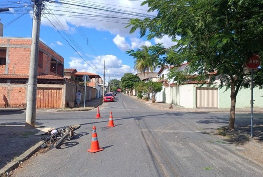 mulher-fica-gravemente-ferida-em-acidente-de-moto-com-caminhao-em-montes-claros