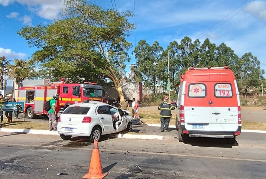 mulher-fica-presa-as-ferragens-em-grave-acidente-na-br-2513A-video-impressionante