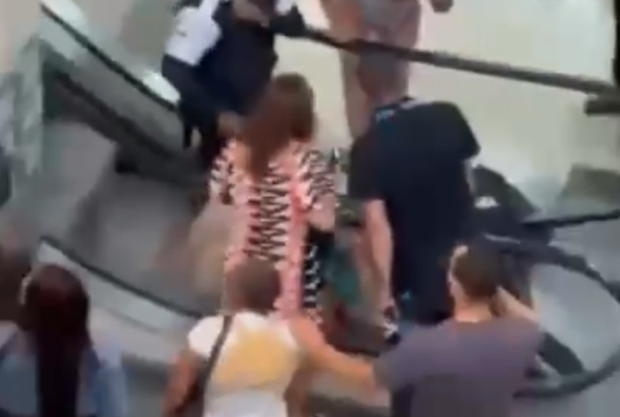 mulher-fica-presa-pelos-cabelos-em-escada-rolante-e-sofre-queda-em-shopping-de-aparecida-de-goiania mulher-fica-presa-pelos-cabelos-em-escada-rolante-e-sofre-queda-em-shopping-de-aparecida-de-goiania