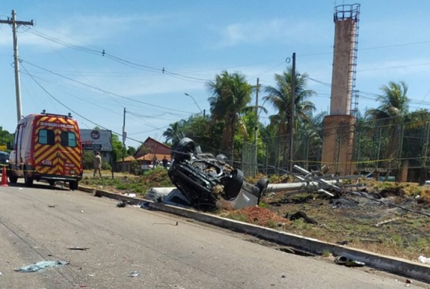 Grávida morre após bater em muro de proteção e atingir poste na BR-060