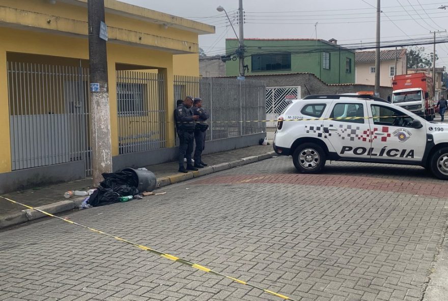 mulher-identificada-como-adriana-e-encontrada-morta-em-lixeira-em-poa