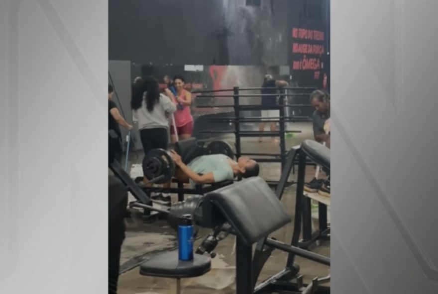 mulher-ignora-alagamento-na-academia3A-inspiracao-de-determinacao mulher-ignora-alagamento-na-academia3A-inspiracao-de-determinacao