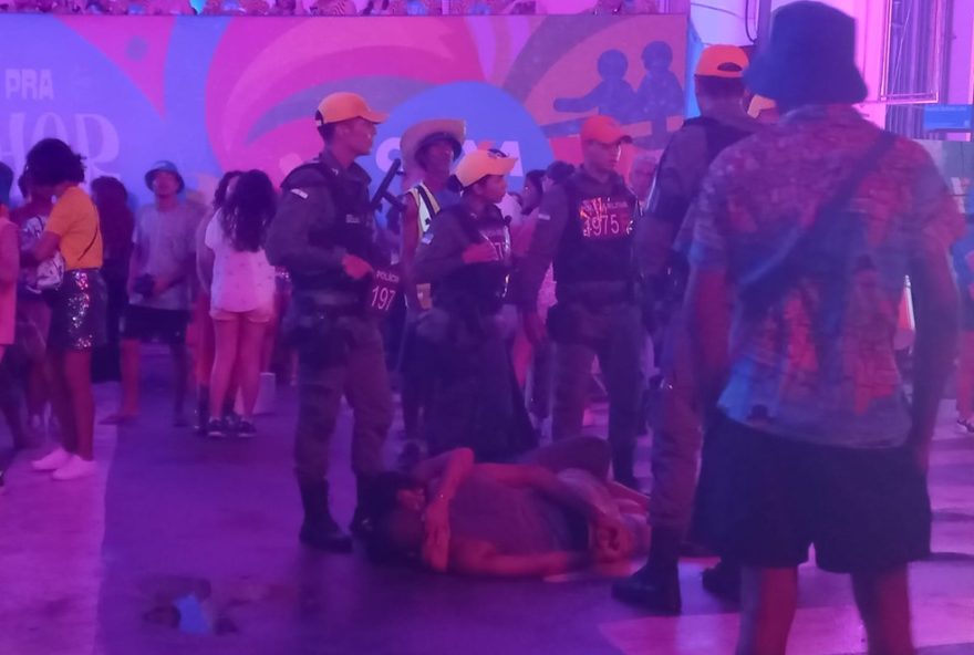 mulher-impede-prisao-de-companheiro-no-carnaval-do-recife3A-video-viraliza mulher-impede-prisao-de-companheiro-no-carnaval-do-recife3A-video-viraliza