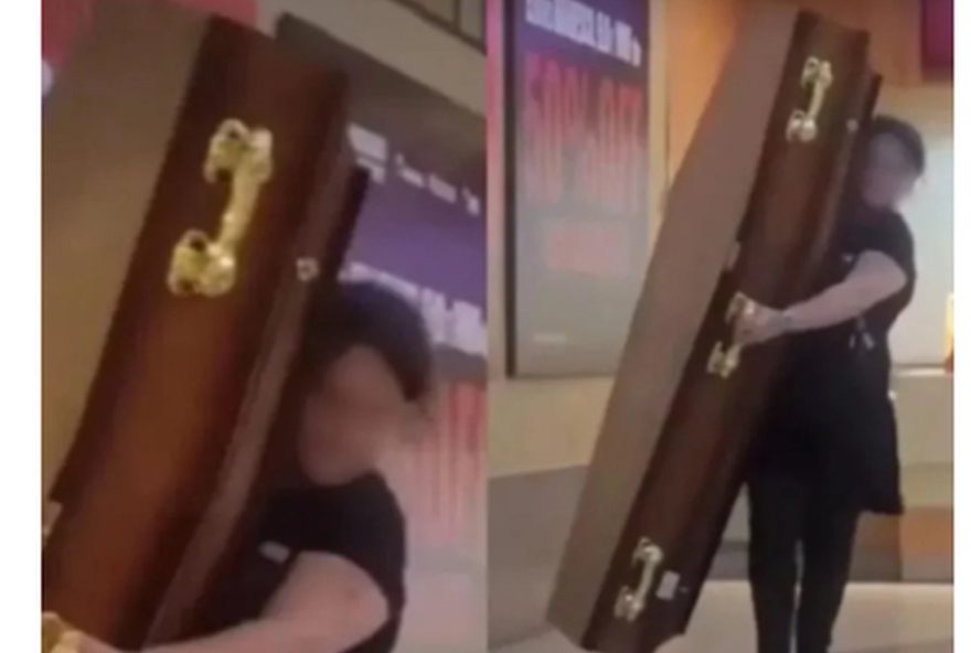 mulher-leva-caixao-para-o-22dia-da-pipoca22-em-cinema3A-promocao-inusitada mulher-leva-caixao-para-o-22dia-da-pipoca22-em-cinema3A-promocao-inusitada