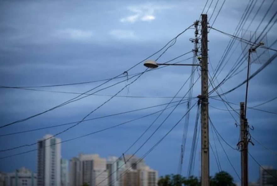 mulher-leva-choque-eletrico-ao-esbarrar-em-cabo-em-taguatinga3A-neoenergia-investiga-o-incidente