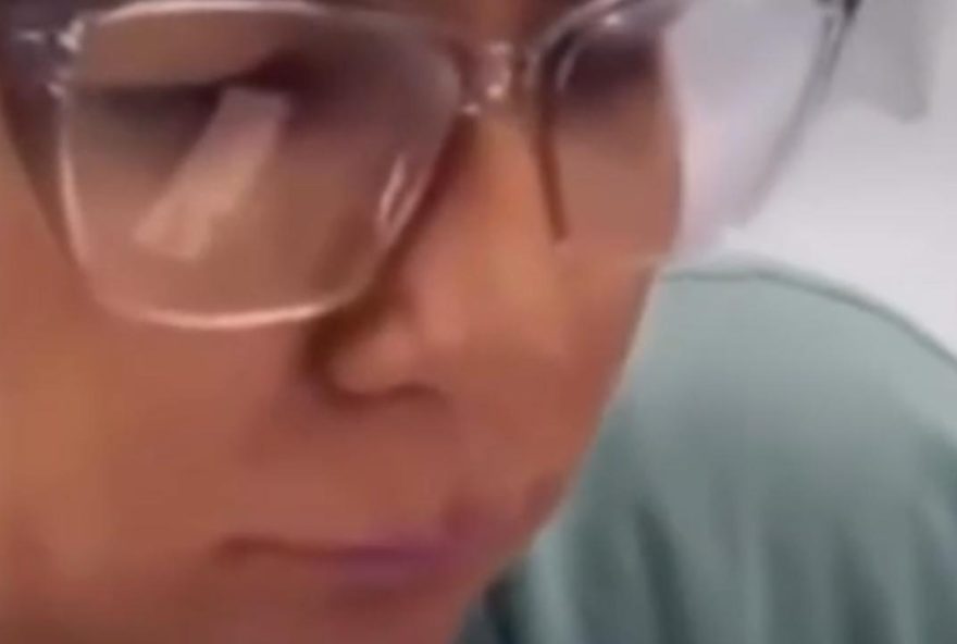 mulher-liga-a-policia-e-denuncia-maus-tratos-a-bolsonaro-na-prisao