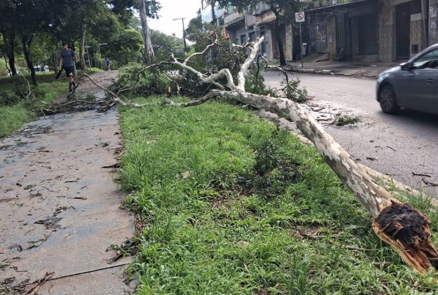 mulher-morre-afogada-durante-temporal-em-bh mulher-morre-afogada-durante-temporal-em-bh